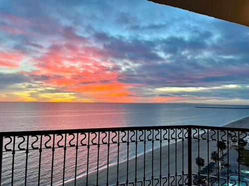 佩尼亚斯科港Sonoran Sea Resort Oceanfront PENTHOUSE的日落时从阳台上欣赏到海景