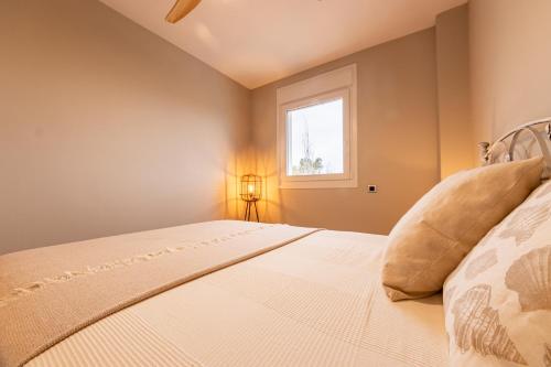 利乌玛SUNSET HOLIDAY RIUMAR的一间卧室设有一张床和一个窗口