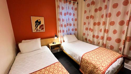 旧金山市中心试金石酒店的小型客房配有两张床和窗帘