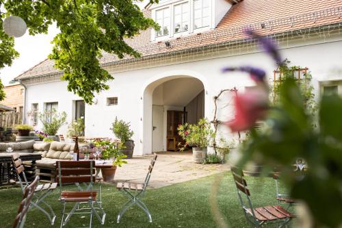 拉德博伊尔Weingut Haus Steinbach的房屋设有庭院、椅子和沙发