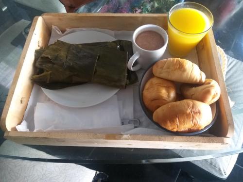 圣弗朗西斯科Mirador de la Montaña Glamping的午餐盒,包括面包、咖啡和咖啡