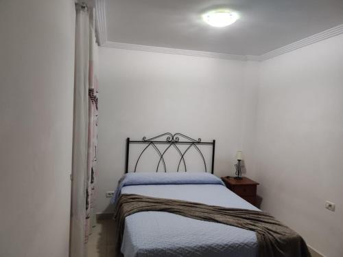 戈梅拉岛圣塞瓦斯蒂安JS crecer的一间白色客房内的床铺卧室
