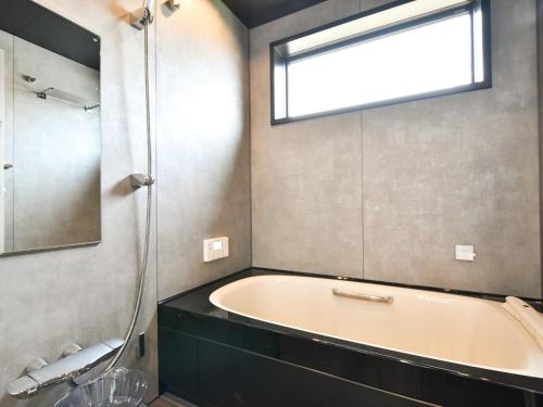 淡路Seagull east coast Awaji - Vacation STAY 21943v的带浴缸的浴室和窗户。
