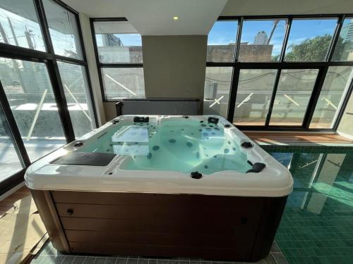 埃斯特角城View Luxury的带窗户的客房内的按摩浴缸