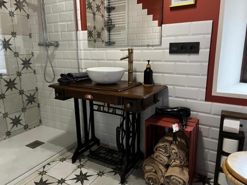 El Rinconcito de Cinderellana的木桌上带水槽的浴室