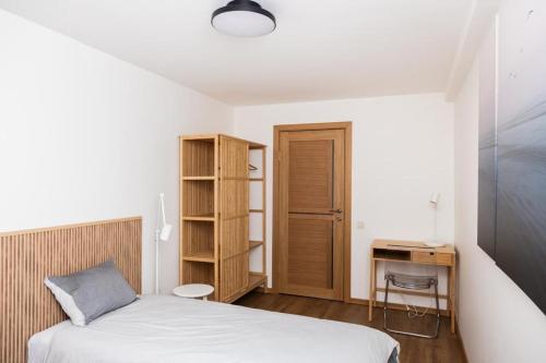 LielvārdeDzīvoklis Kastaņas的一间小卧室,配有一张床和一张书桌