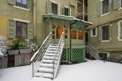 安锡钟楼阿纳西中心酒店 - 火车站的通往雪中房屋的楼梯