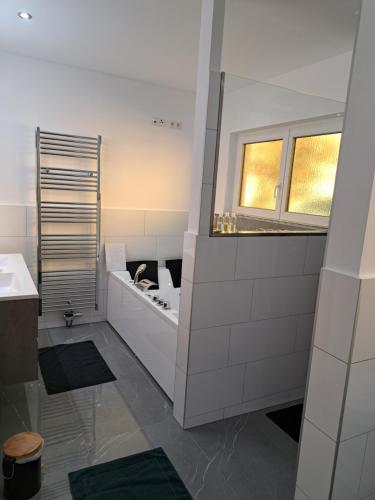 BreitensteinFerienapartment "Zur Linde"的白色的浴室设有水槽和镜子