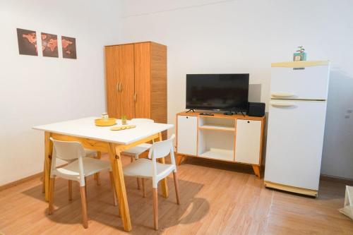 上格拉西亚Solar del Tajamar的一间带桌子和冰箱的小厨房