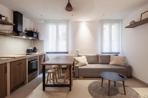洛格罗尼奥Luxury flats PCL by Clabao的厨房以及带沙发和桌子的客厅。