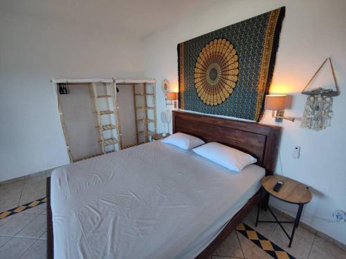 KoolbaaiCole Bay Retreat的一间卧室配有一张大床,墙上设有一面镜子