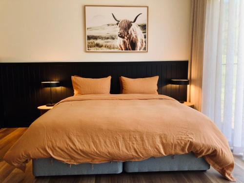 LimpinwoodSelah Valley Estate的一间卧室,卧室里配有一张带公牛照片的床