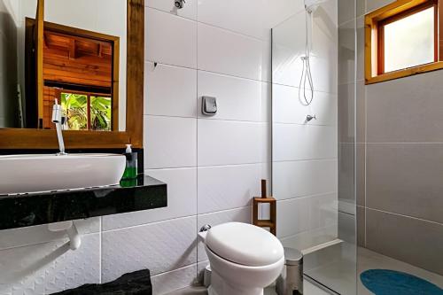 弗洛里亚诺波利斯Cabanas aconchegantes. Desfrute da natureza e praia的白色的浴室设有卫生间和水槽。
