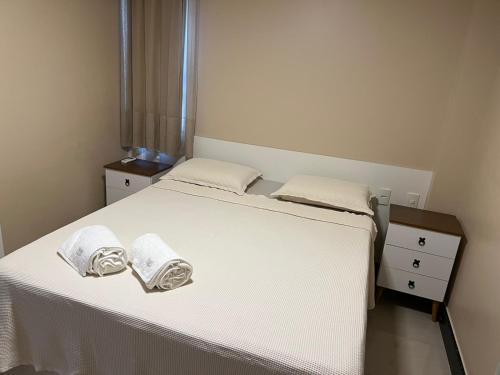 阿奎拉兹Manhattan Beach Riviera的卧室配有白色床和毛巾