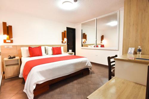 伊瓦拉维多利亚广场酒店的酒店客房配有一张带红色枕头的大床