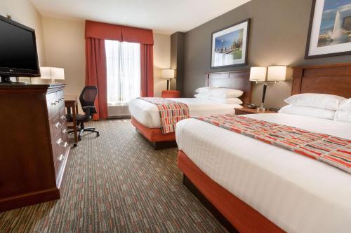 代顿北代顿德鲁套房酒店的酒店客房设有两张床和一台平面电视。