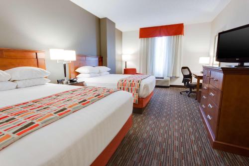 格林维尔格林维尔德鲁里酒店的酒店客房设有两张床和一台平面电视。