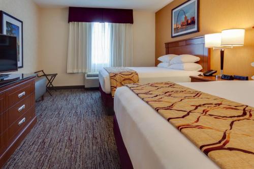 圣路易斯圣路易斯森林公园套房酒店的酒店客房设有两张床和一台平面电视。