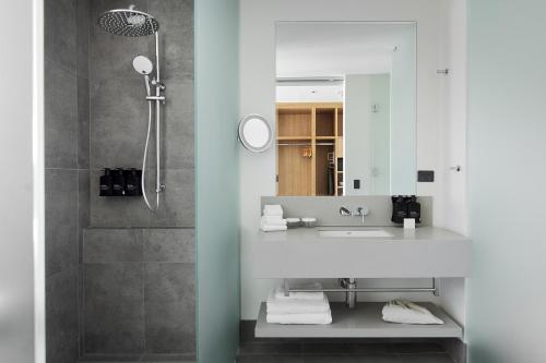 罗特内斯特岛Samphire Rottnest的一间带水槽和镜子的浴室