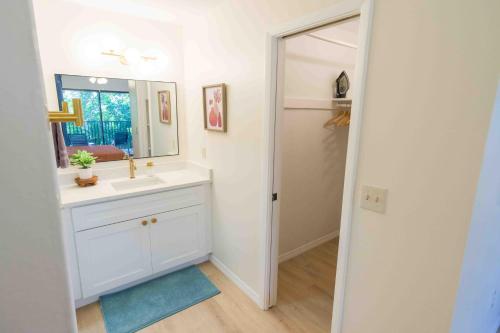 卡纳维拉尔角Private Tropical Beach Oasis的白色的浴室设有水槽和镜子