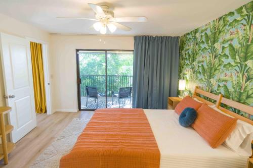 卡纳维拉尔角Private Tropical Beach Oasis的一间带大床的卧室和一个阳台