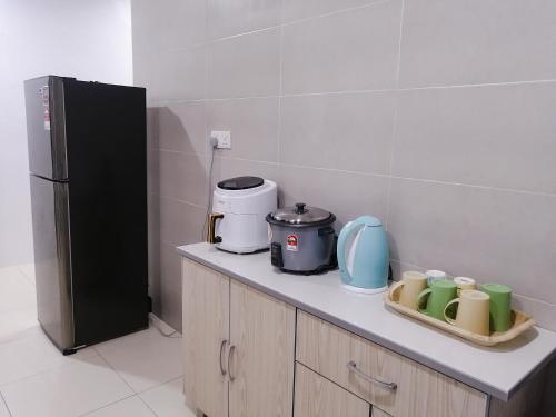 双溪大年Marvelous Homestay SP Kedah的厨房配有带冰箱的柜台