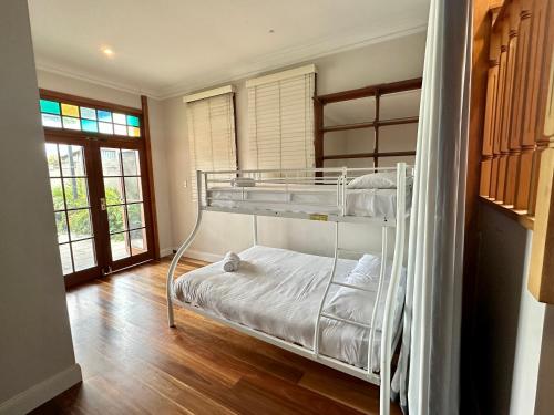 纽卡斯尔Classic Elegance on The Hill的一间卧室配有两张双层床。