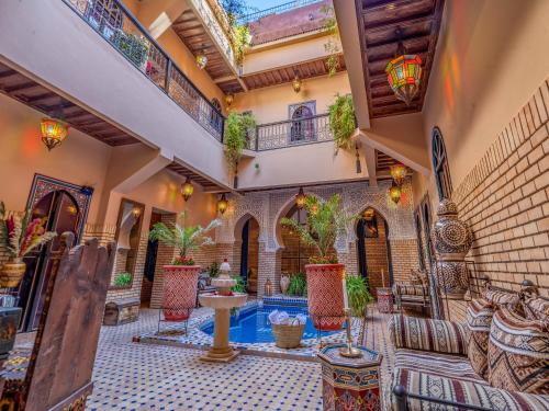 马拉喀什翼哈里娜摩洛哥传统庭院住宅的室内庭院,房子内有游泳池
