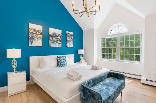 WoodburyMalkita’s Mountain View Villa的一间卧室设有一张蓝色墙壁的大床
