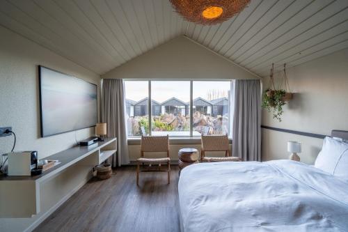 弗吕济The Hill Hotel at Flúðir的一间卧室设有一张床和一个大窗户