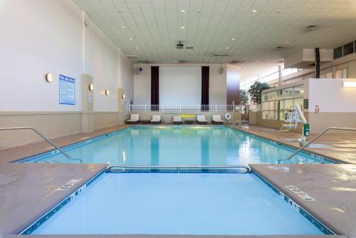博伊西Ramada by Wyndham Boise的大楼内一个蓝色的大型游泳池