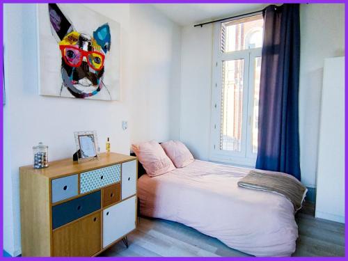 圣康坦02 L Aparté By Fanny S的一间卧室配有一张床、一个梳妆台和一扇窗户。