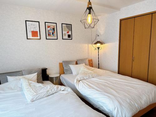 东川町民宿にしかぐら的卧室内两张并排的床