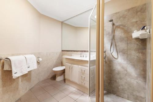 珀斯Swan River Applecross Heathcote Park 1BR Villa的带淋浴、卫生间和盥洗盆的浴室