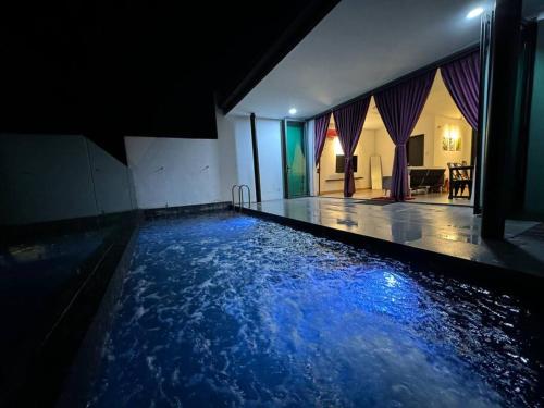 普崇Private Pool Selangor Puchong Cyberjaya Putrajaya的一座蓝色的游泳池