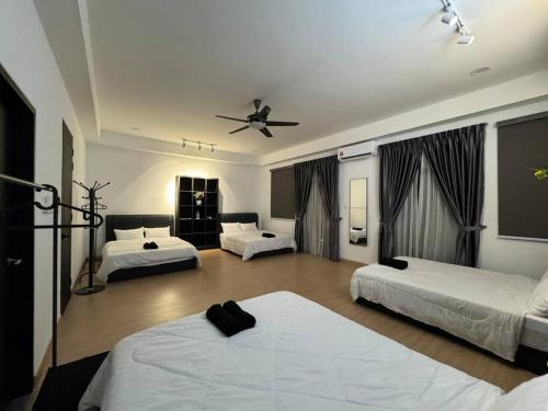 普崇Private Pool Selangor Puchong Cyberjaya Putrajaya的一间带三张床和吊扇的卧室