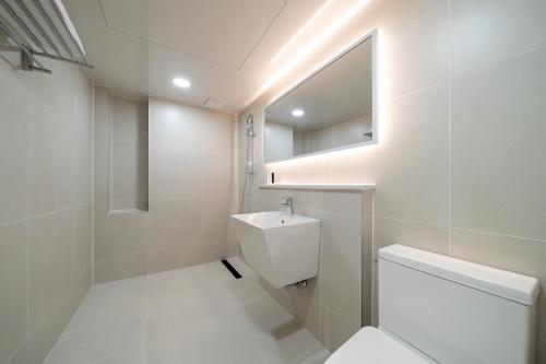 水原市MONO HOTEL的一间带卫生间、水槽和镜子的浴室
