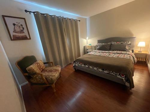 La VerneTao house 04的一间小卧室,配有一张床和一把椅子