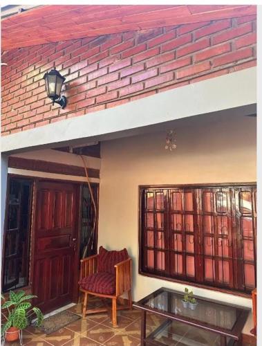 伊瓜苏港Parana house的房屋设有椅子、桌子和门