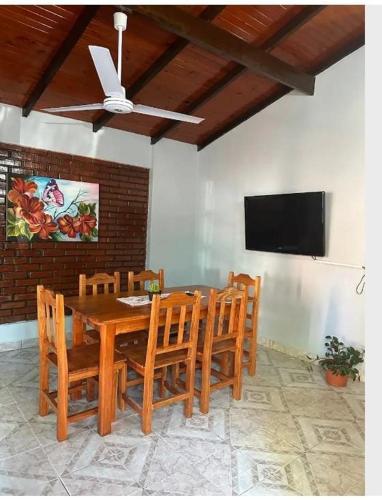 伊瓜苏港Parana house的餐桌、椅子和平面电视