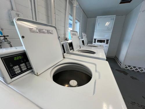 萨拉索塔Key Lime Tiny Home New&Cozy的白色的浴室设有洗衣机和水槽。