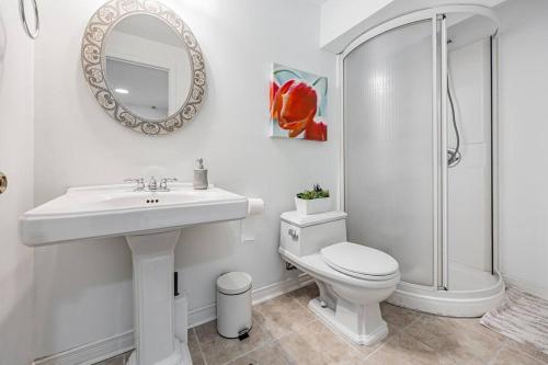 惠特比Cozy Haven Retreat 2Bed Basement的一间带水槽、卫生间和镜子的浴室