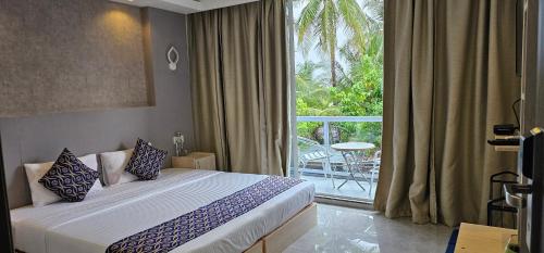 马富施Arora View的酒店客房设有一张床和一个大窗户
