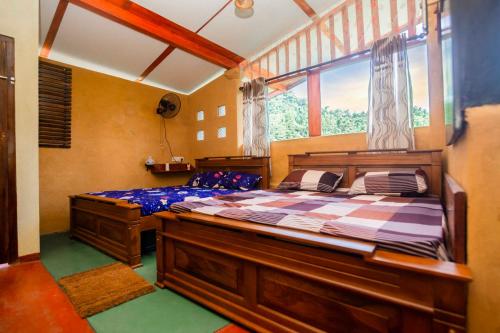代尼耶耶Rainforest View的一间卧室设有两张床和窗户。
