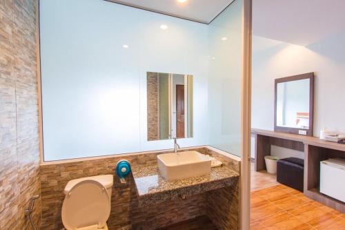 Ban Tha KupPhetPhangan Hotel的一间带水槽、卫生间和镜子的浴室