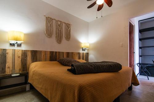 莱昂Lujosa casa: alberca terapéutica 3x2m, chimenea, cocina profesional的一间卧室配有一张床和吊扇