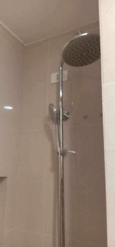 伊洛伊洛Condotel810的浴室里设有玻璃门淋浴