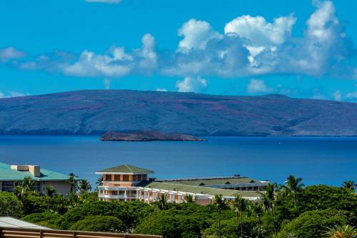 维雷亚Stunning ocean view! 2-2 in the heart of Wailea的享有度假胜地、海洋和山脉的景色