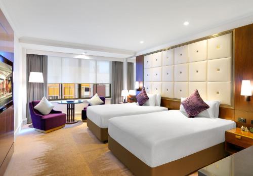 悉尼悉尼阿莫拉吉姆森酒店的酒店客房设有两张床和一张桌子。