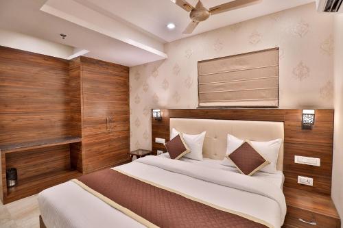 乌代浦FabHotel Prime Candlewood by A plus Hospitality的一间卧室配有一张带木墙的大床